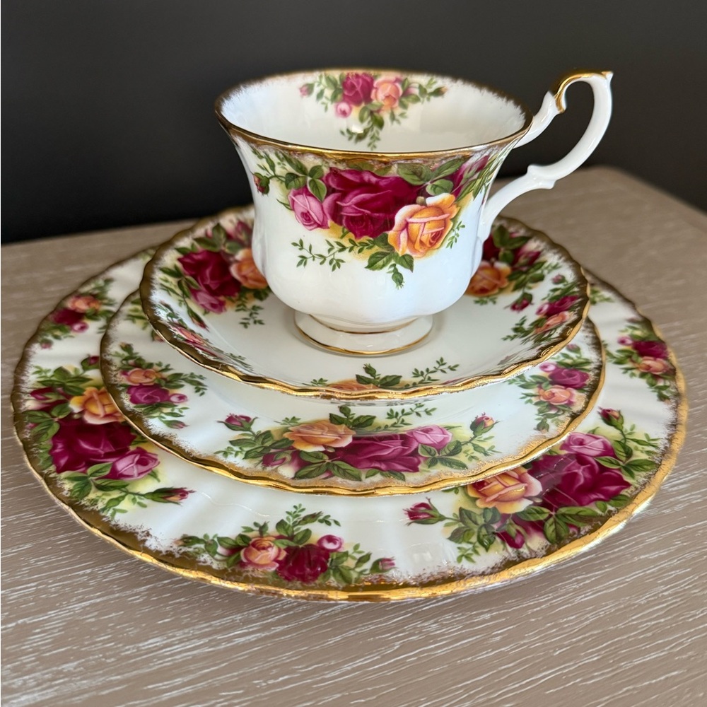 VINTAGE ROYAL ALBERT 1962 Old Country Roses Four Piece Tea Set - Picture 2 of 12
